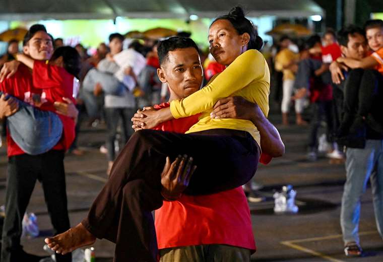 Camboya bate récord mundial de «llevar a novias» en brazos