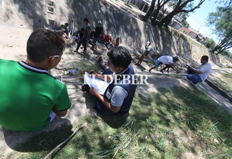 Brigadas especiales del INE recorren los canales de drenaje para censar a personas en situación de calle