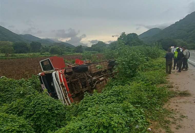 Bus vuelca en Mairana y deja 14 heridos