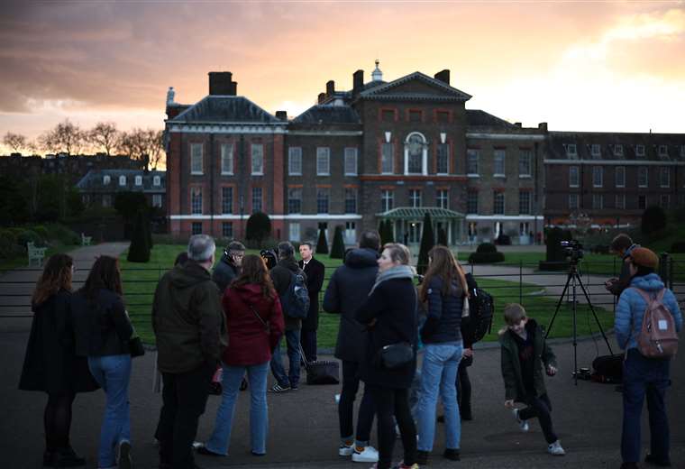 Turistas ante Buckingham, conmocionados por el cáncer de Catalina