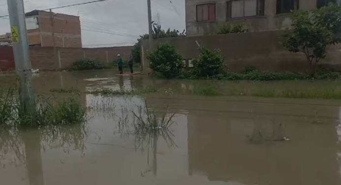 Lluvias en Cochabamba: la plataforma del Tren Metropolitano quedó bajo el agua