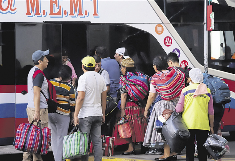 Sube la demanda de viajes y costo de los pasajes para salir de Santa Cruz