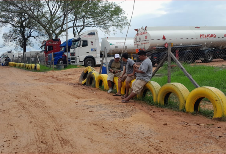 Transportistas varados callan por presunta amenaza de perder contratos por denunciar malas condiciones en Paraguay