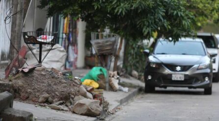 Abuso, desnivel y descuido en las aceras complican a los peatones de Santa Cruz