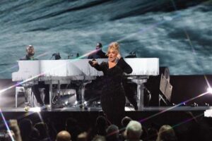 Adele declara su amor por Bad Bunny en Las Vegas