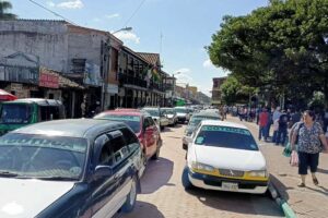 Paro de transportistas en Cotoca deja sin servicio a miles de usuarios