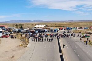 Gremiales levantan bloqueo en la carretera que une Oruro con La Paz y Cochabamba