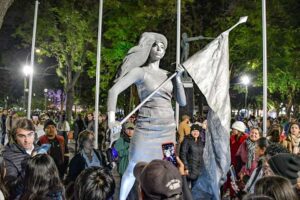 Desde el admirado Chiriguano hasta la emblemática Mujer cruceña’: conozca las anécdotas de los artistas tras las estatuas vivientes