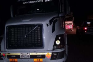 Chofer muere aplastado entre dos camiones mientras ayudaba a estacionar un cisterna