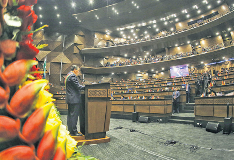 Asambleístas deslizan posible autoprórroga de Arce si no hay elección judicial este año