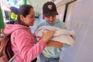Mamás canguro: la lucha de días o meses que enfrentan las madres de prematuros para amamantar, durmiendo incluso en los pasillos