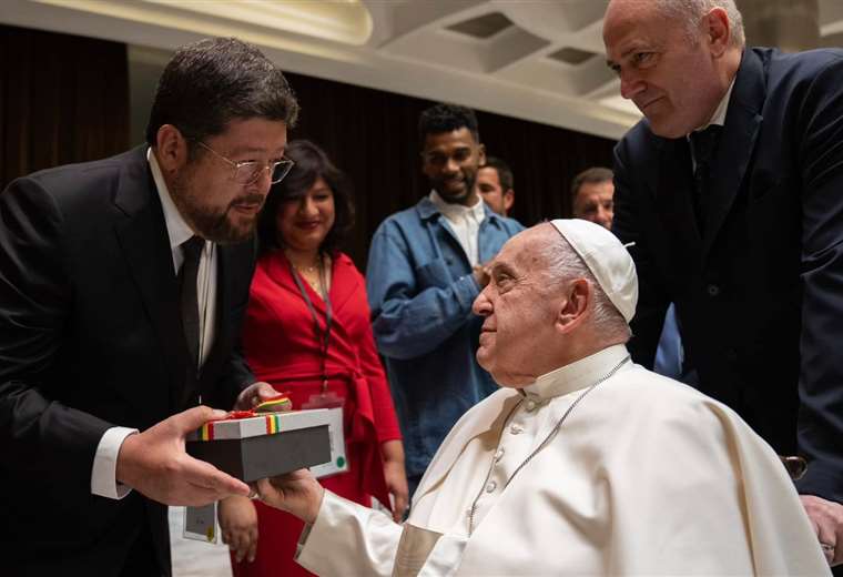 Samuel Doria Medina llevó regalos de manos bolivianas al papa Francisco