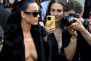 Katy Perry llega con el torso semidesnudo a París