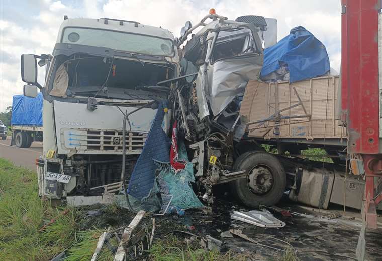 Dificultoso rescate de choferes que quedaron atrapados entre fierros tras el choque de dos camiones