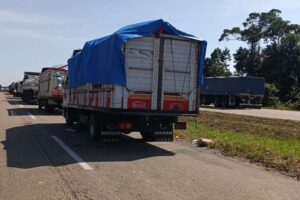 Tercer día de bloqueo en Yapacaní: sin comida, agua ni baños, los camioneros varados piden un cuarto intermedio