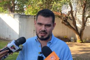«Aguilera debe justificar sus alianzas con el MAS ante Camacho», afirma Efraín Suárez
