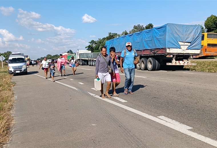 Ya son cinco días de bloqueo en la ruta Santa Cruz-Cochabamba y Huaytari se hace esperar