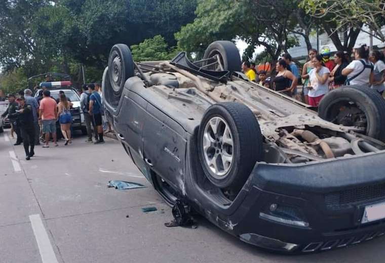 Accidente en Santa Cruz: denuncian que policías en estado de ebriedad chocaron contra un vehículo estacionado