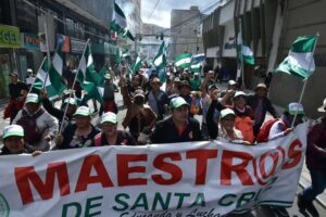 Maestros bolivianos se preparan para celebrar su día, con demandas sin resolver
