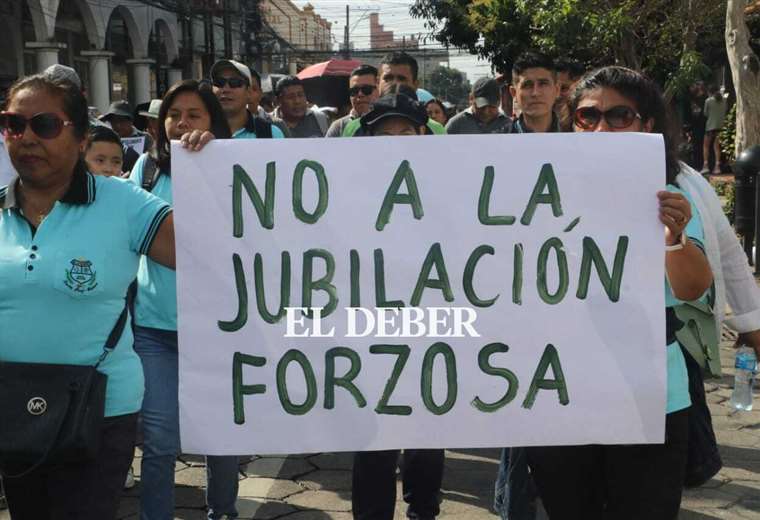 Dos marchas multitudinarias recorrieron el centro de Santa Cruz este jueves, rechazan medidas del Gobierno