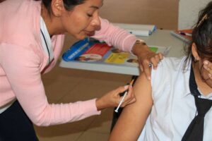 La vacuna contra la influenza llega a las escuelas de la capital cruceña, desde este lunes