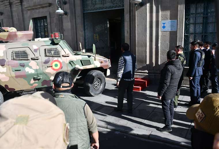 El día que el golpe de la tanqueta militar abrió las puertas del Palacio Quemado