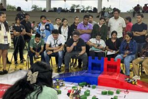 Joven galardonado en robótica comparte su experiencia con otros talentos bolivianos