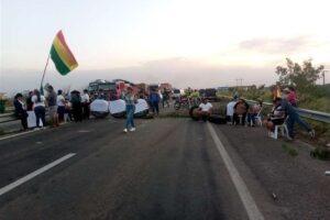 Transporte pesado bloquea la ruta Santa Cruz – Cochabamba