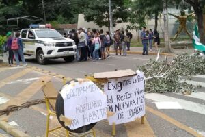 Estudiantes de la Uagrm toman la Facultad de Ciencias del Hábitat y bloquean en la San Martín