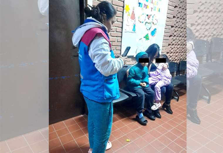 Rescatan a dos niños en un local donde su madre consumía bebidas alcohólicas y causaba desorden