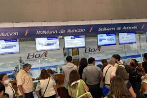 Organismo internacional suspende venta de pasajes aéreos en bolivianos, los viajeros pagarán boletos en dólares