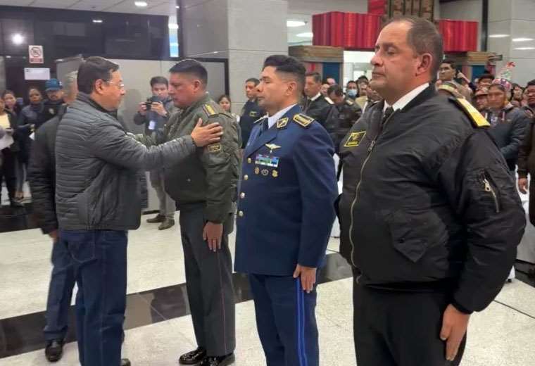 Luis Arce cambia el Alto Mando Militar de Bolivia en medio de la toma de la plaza Murillo