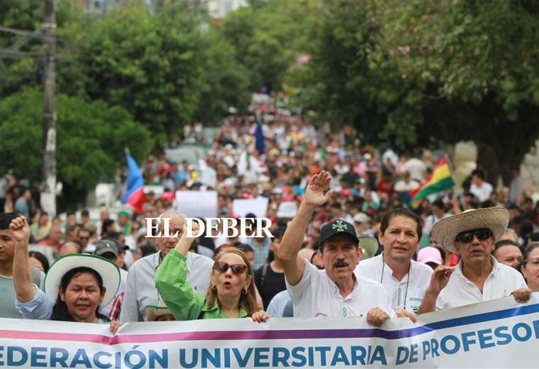 Médicos y universitarios lideran multitudinaria marcha contra la «jubilación forzosa» en Santa Cruz