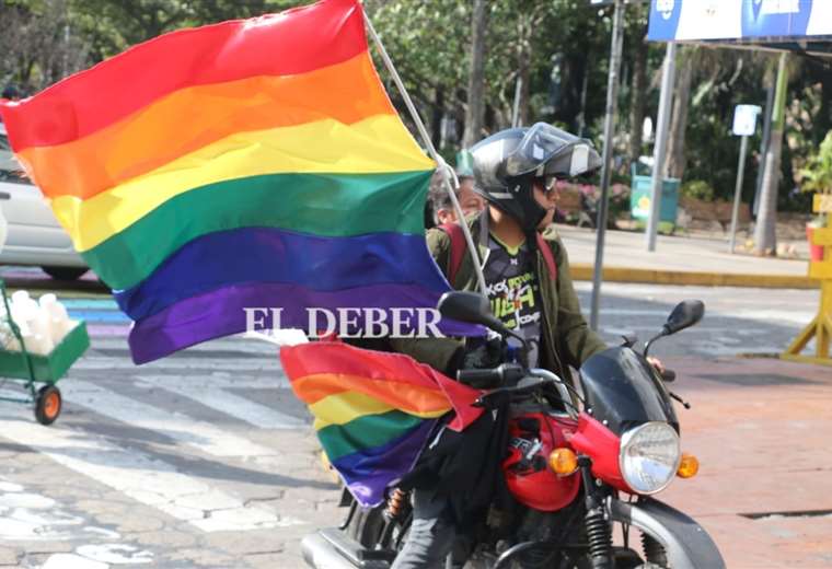 La población LGBT toma las calles de Santa Cruz para exigir derechos y conmemorar el Día del Orgullo