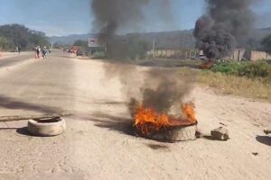 Yacuiba: Policía busca identificar a los que provocaron daños al puesto de control del Senasag