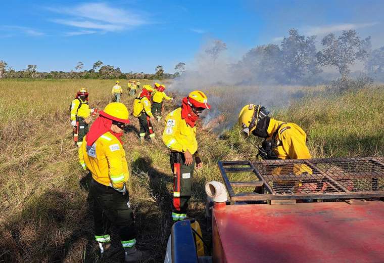 Prevención de incendios: bomberos forestales realizan quema prescrita en San Ignacio de Velasco