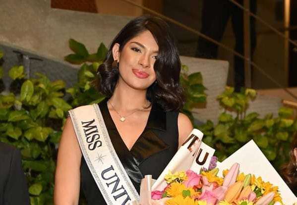 Sheynnis Palacios, la actual Miss Universo, fue recibida con danzas típicas, sombrero e saó y flores