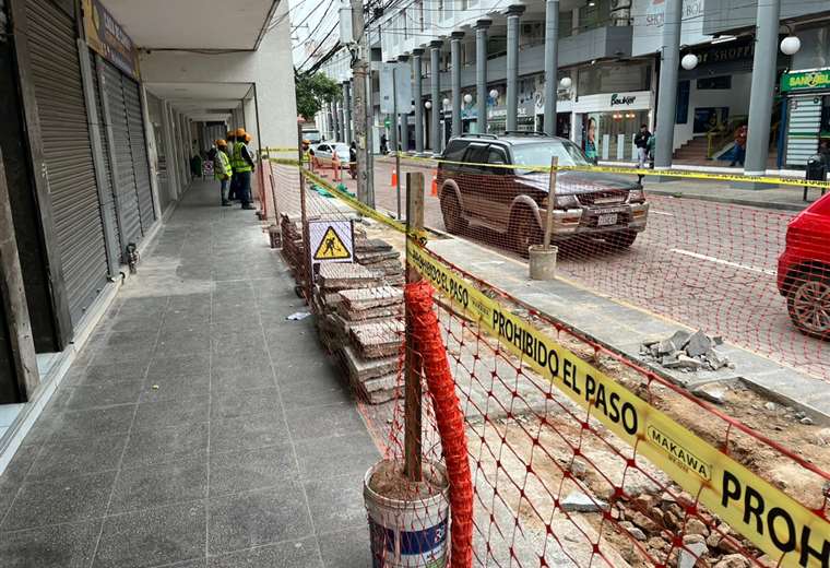 Retiran la maraña de cables de la manzana 4 de la capital cruceña