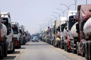 Transporte pesado en Santa Cruz opta por vigilia en refinería de Palmasola en lugar de bloqueo
