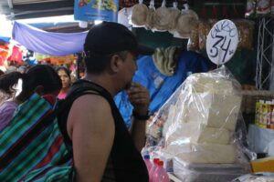 El queso y el pollo se encarecen en los mercados cruceños