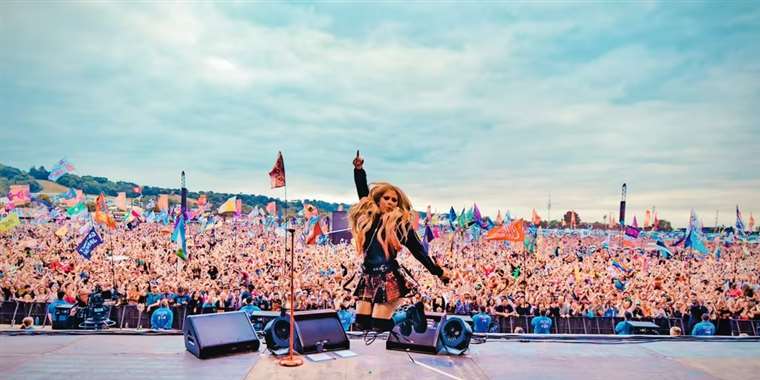 Avril Lavigne debuta en Glastonbury después de 20 años de carrera