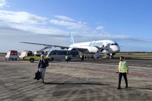 Llegan a Uruguay pasajeros de vuelo desviado a Brasil tras fuertes turbulencias