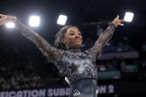 Simone Biles usa un traje con 6.000 cristales en los Juegos Olímpicos en París