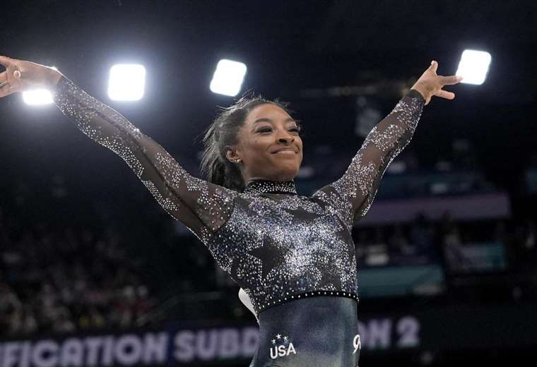 Simone Biles usa un traje con 6.000 cristales en los Juegos Olímpicos en París