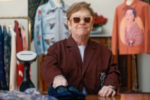 Elton John está subastando toda su ropa en Internet