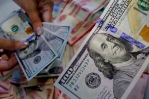 En las calles, el dólar paralelo se incrementa un 80%; gremiales exigen al Gobierno decir la verdad