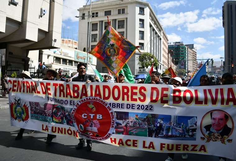 Gremiales marchan, transportistas bloquean y el Gobierno insta a “deponer las medidas”