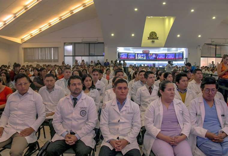 Entregan 219 nuevos ítems para el sector salud en Santa Cruz; la demanda ronda los 12 mil