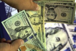Empresarios esperan que el Gobierno busque alternativas para aumentar flujo de dólares
