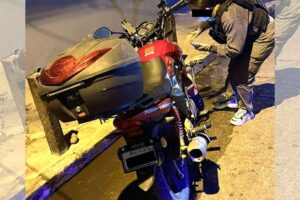 Capturan a sujetos que golpearon a un hombre para robarle su motocicleta